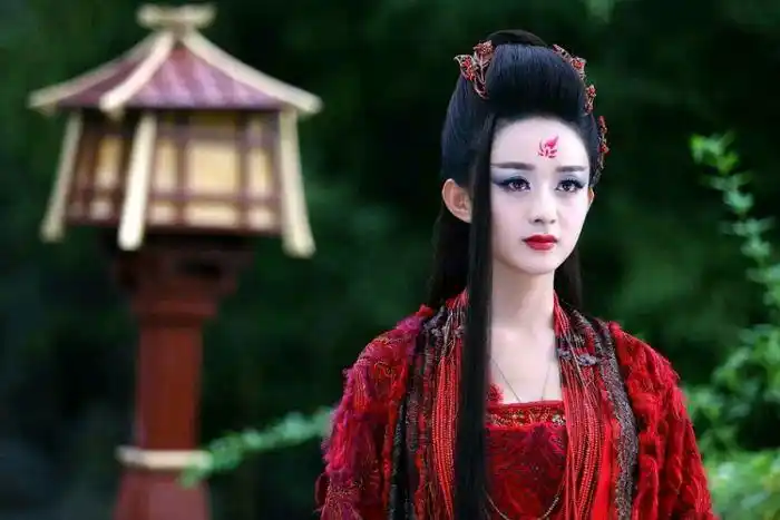 《花千骨》赵丽颖黑化后造型惊艳,本以为赵丽颖的娃娃脸只能装嫩扮