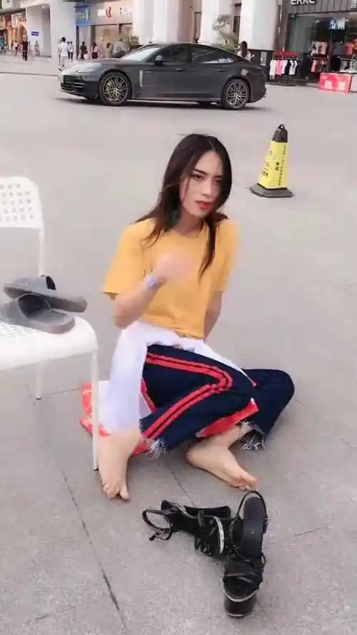 偶遇女装大佬梅姐摔下来的动作太做作了网友一双脚真大