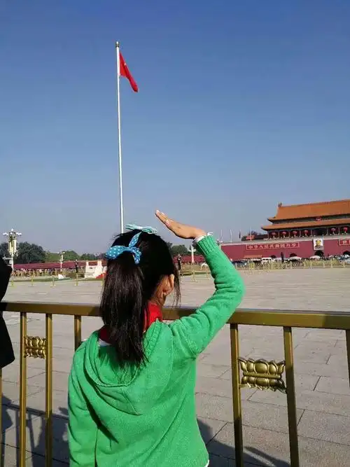 西集镇中心小学组织开展"向国旗敬礼"主题活动