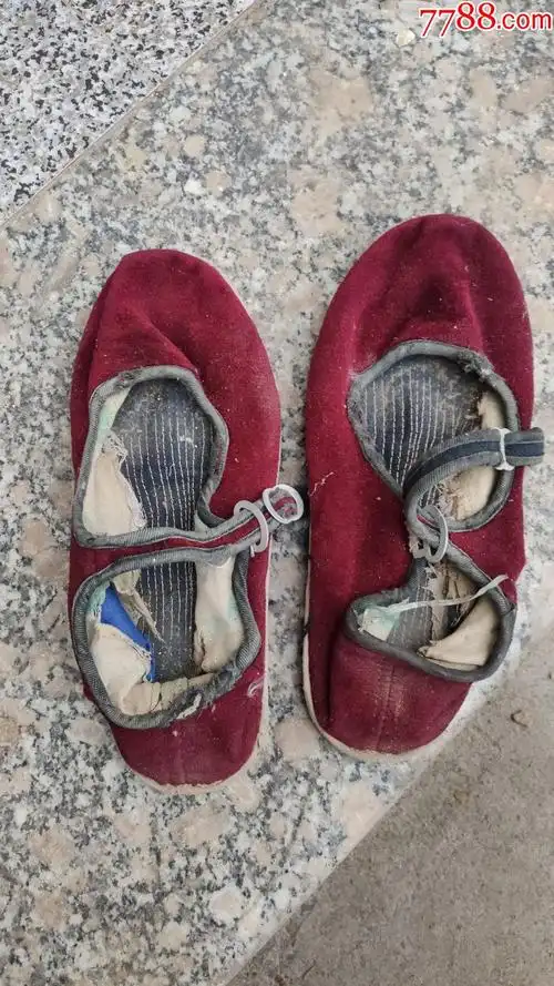 男女鞋帽;旧鞋收藏女士一带布鞋一双塑料底红色绒面_价格150元_第1张