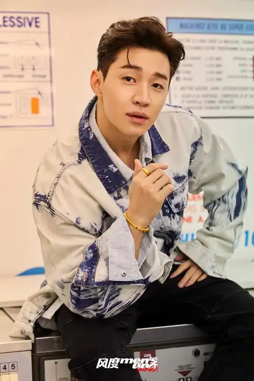 p>刘宪华(henry lau),1989年10月11日出生于加拿大,就读于伯克利音乐