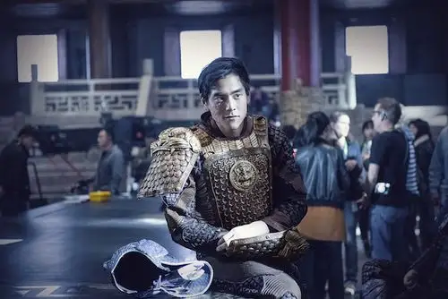 彭于晏拍《长城》惨遭"烧伤毁容" 为戏再创作获张艺谋认可