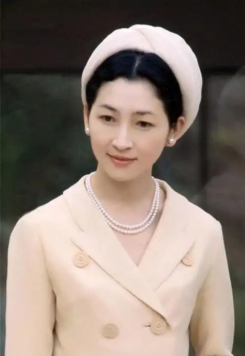 87岁平民王妃美智子优雅端庄穿衣从不出错巧把v领穿出王室范