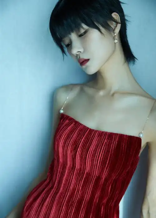 张婉清红丝绒吊带裙