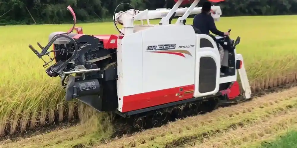 日本发明小型水稻收割机收割脱粒粉碎一次成型一天收割30亩地