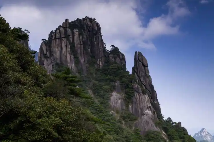 三青山位于江西上饶县,这里森林密布,奇特山峰耸立,造型各异,放眼望去
