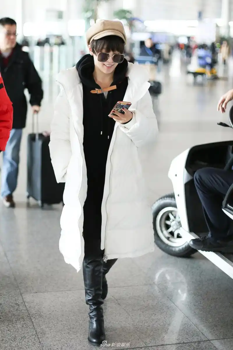 组图:辣妈谢楠素颜现身露甜笑 穿白色羽绒服活力满满