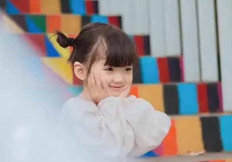 女孩齐刘海对称丸子头扎发发型