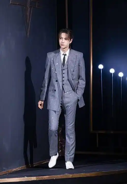 王一博生图都难掩帅气,银线西装配中分发型,儒雅帅气,超靓_黑色_男生