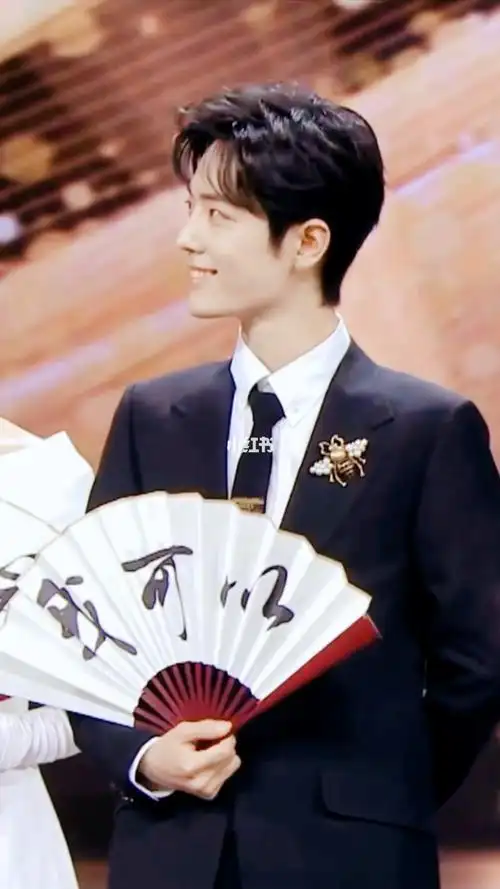 肖战穿着正装还能把古风折扇扇得这么美啊