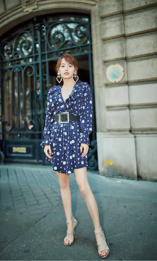 张嘉倪真会穿!身穿一袭抹胸纱裙性感优雅,梦幻灵动又温柔