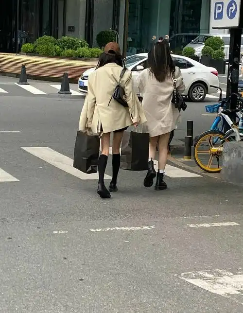 杨幂与闺蜜逛街喝咖啡,无人认出还被男路人搭讪,大幂幂反应好逗