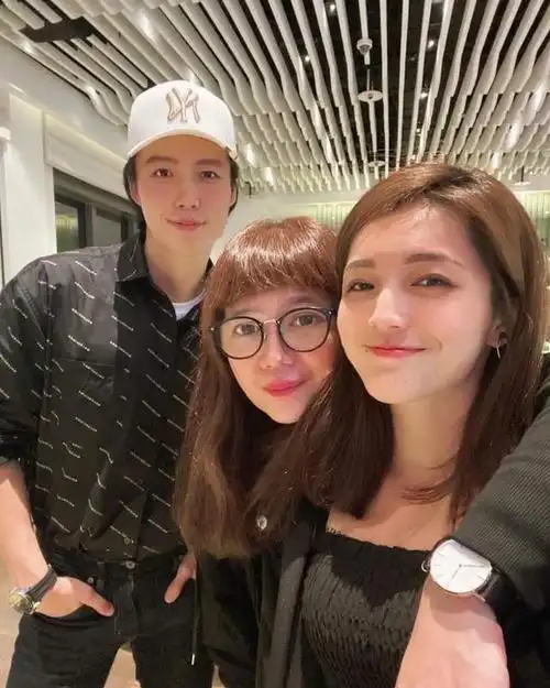 林瑞阳前妻曾哲贞,失婚后被网暴,51岁冻龄逆袭,母女同框似姐妹