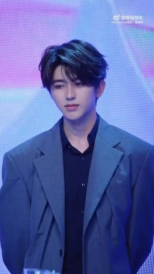 蔡徐坤听到粉丝叫老公的反应#98蔡徐坤被粉丝撩害羞的小表情我目创