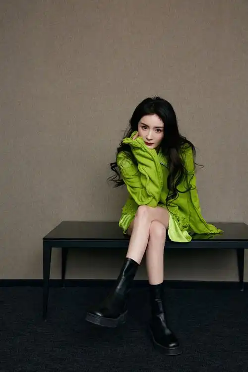 好腿!杨幂鲜绿色穿搭点亮寒冬 身材纤细秀大长腿