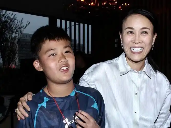 回顾那英被前任欺骗感情未婚先孕今和儿子被孟桐宠成宝很幸福