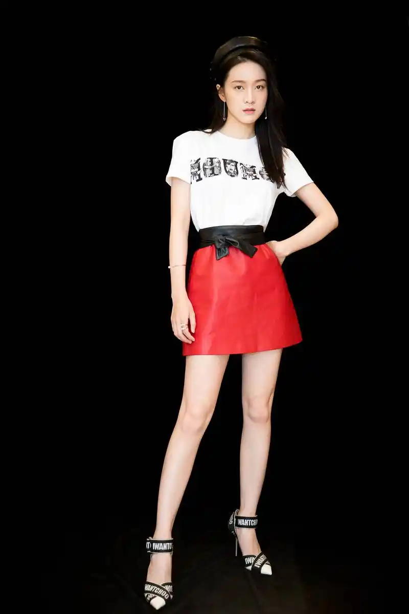 张雪迎帽子反戴有点小叛逆,红色小短裙驾驭俊俏和甜美