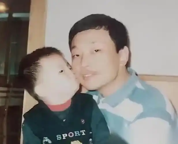 有种"遗传"叫邓伦母子,本以为儿子够帅了,不料妈妈才是高颜值