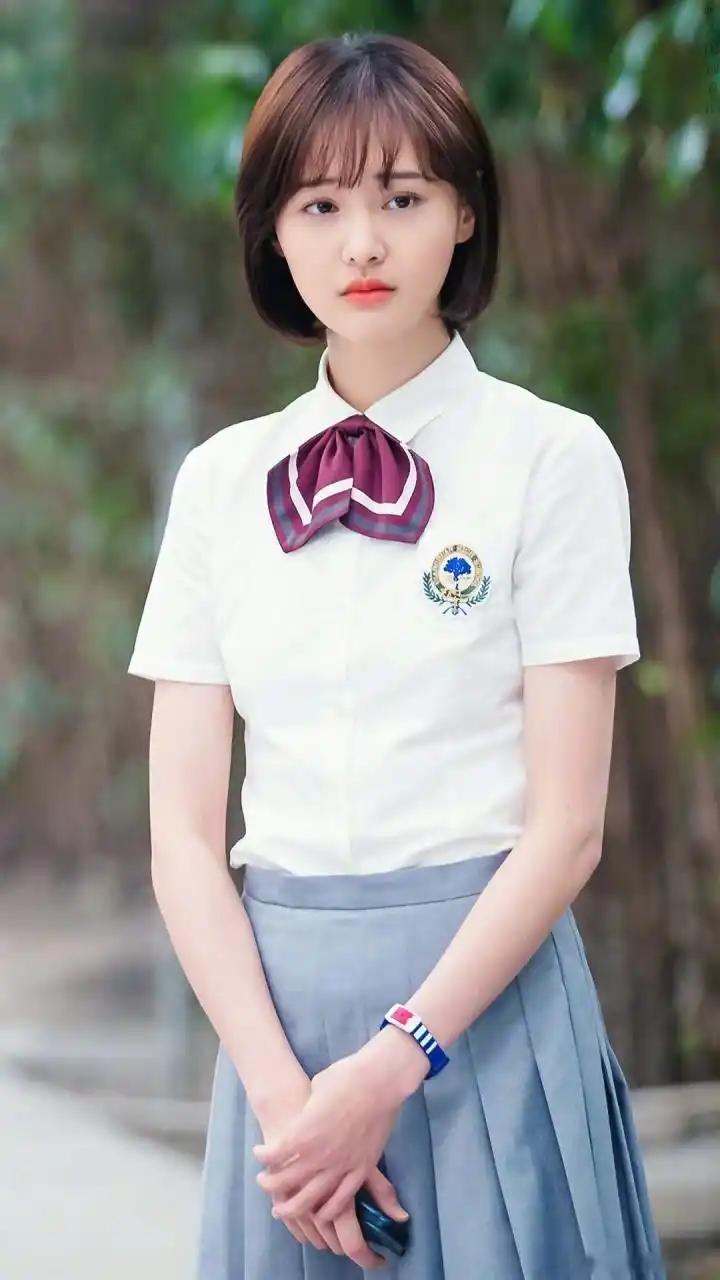 干净清爽,青春校园电视剧即视感,他们的校服造型惊艳到你了吗