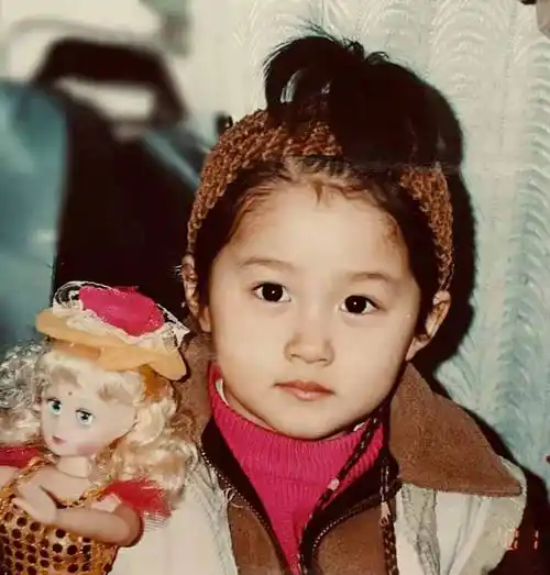 关晓彤晒未公开童年照,大眼睛呆萌可爱,意外撞脸男友鹿晗_照片_小时候