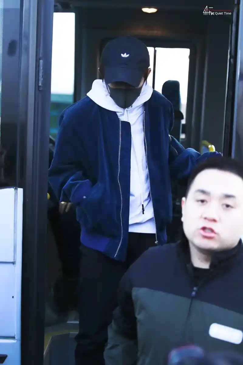 易烊千玺 胖虎:终于有我的帅照了#机场穿搭 #易烊千玺新专 - 抖音