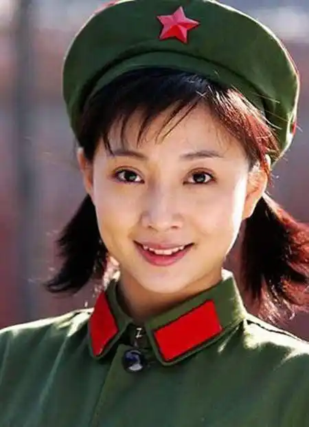 40位女明星军装照:赵丽颖金晨英气逼人,热巴娇俏,景甜青春可人