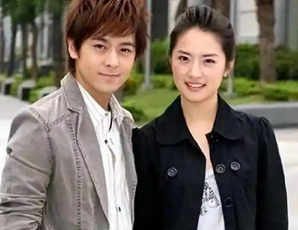 在零七年,林志颖三十三岁,与比自己小十二岁的刘荷娜一同参演《放羊的