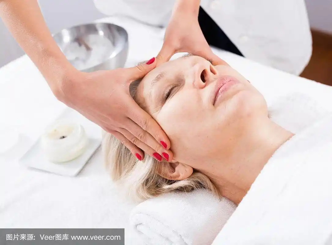 成熟的女人有脸部按摩