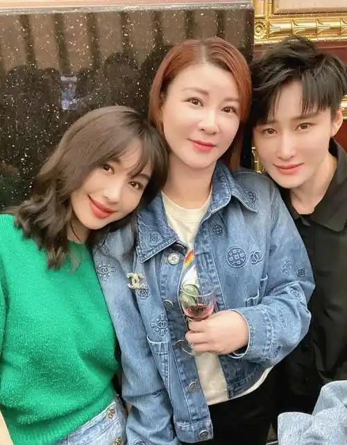 原创杜华为点赞杨紫张艺兴视频道歉跪地表达诚意被提删热搜却无视