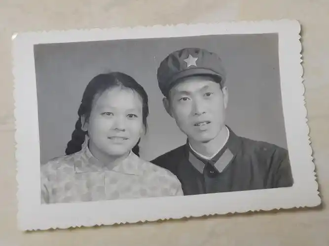 这是七十年代,姥爷姥姥的结婚照,拍照时穿的是自己平时的衣服,照片中