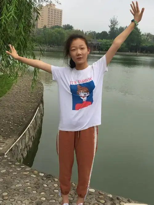 赵依纯一一一活泼开朗,天真可爱,直率的小女孩