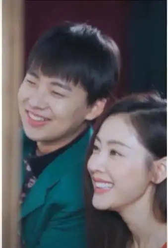 终于体会到爸爸的快乐郭麒麟拍写真被张天爱摸脸小表情太可爱