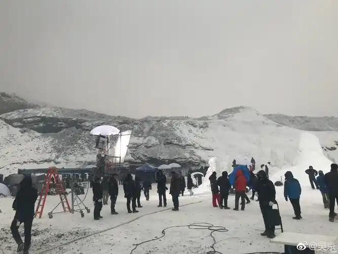 吴京晒出《攀登者》片场照