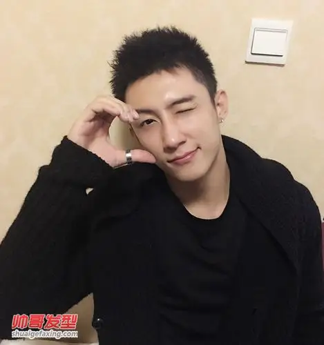 黄景瑜黑色短发引领国内男生发型潮流回归自然2
