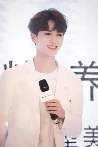 朱正廷一身白色西装亮相活动纯净又美好网友你笑起来真好看