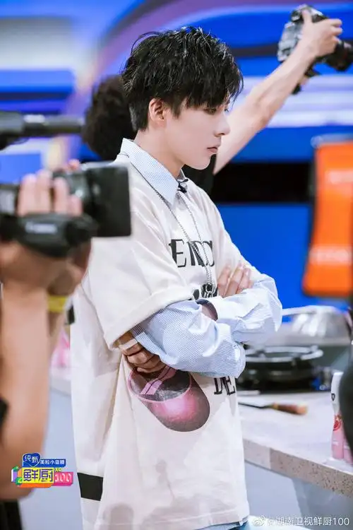 最喜欢刘宇宁鲜厨100的造型,这个节目的造型师好给力!宁哥.