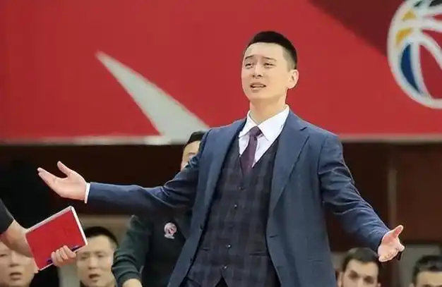 这次真的上位了杨鸣情人身份曝光45岁离异带娃比杨鸣大7岁