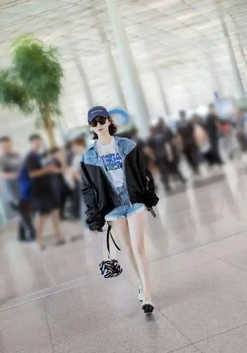 景甜玩下身失踪穿着平底鞋腿显两米长