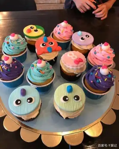 林熙蕾为大女儿庆祝8岁生日 一家四口搞怪表情合影很温馨