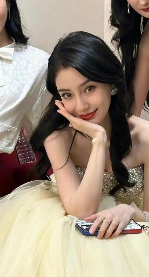 85花杨幂baby刘诗诗同框比美,baby占c位像公主,杨幂心机秀身材