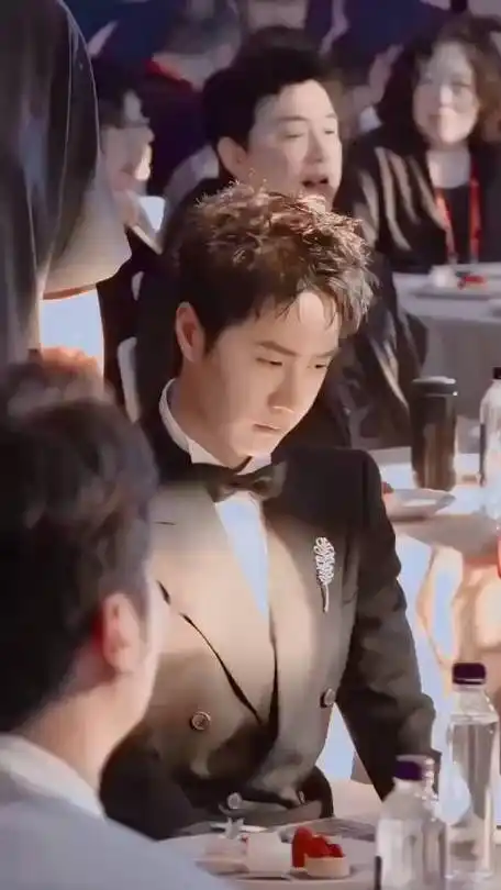 男配角##王一博亮相金鸡奖提名者表彰仪式#说给玫瑰开荒中的微博视频