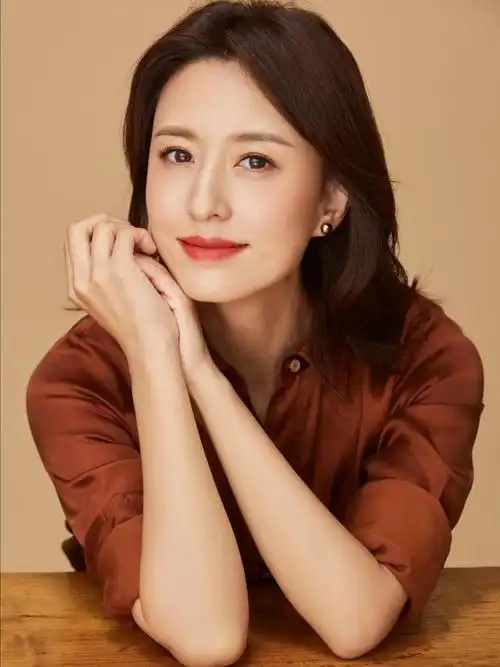 主持人张蕾现身,众人围观拍照人气超高,获赞:最漂亮的女主持