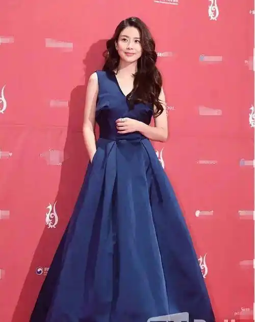 宝英合照,短脖宽肩被衬黑3个色号,网友:仪态差太多_感觉_刘诗诗_池城