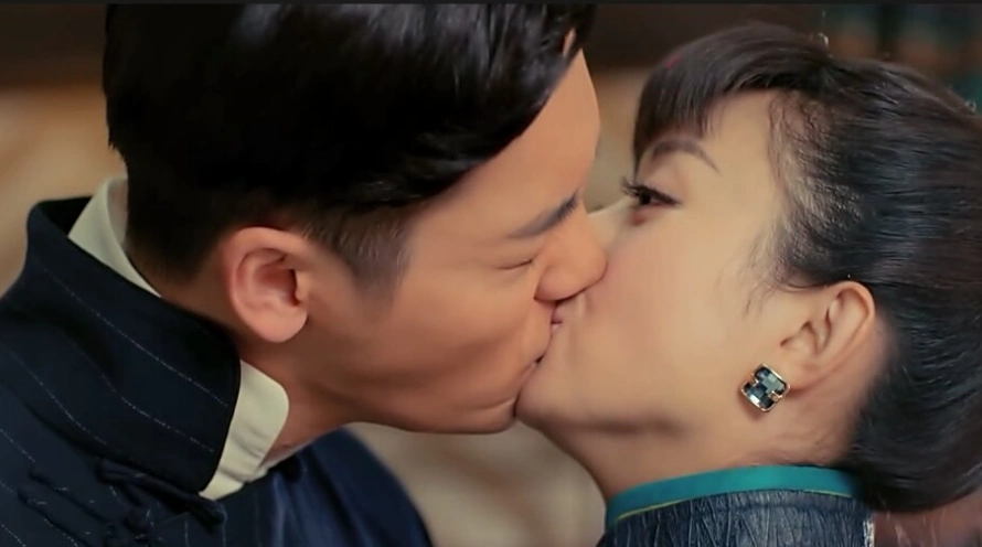 "尬"性十足的吻戏,唐嫣被强吻,最后一对嘴上是安了吸铁石?