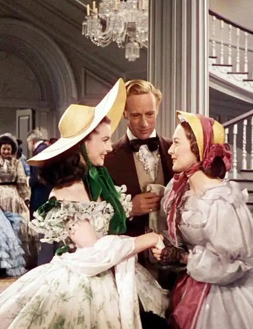 炮火威胁着亚特兰大,思嘉在上一秒还怨恨媚兰成为自己的累赘,下一秒