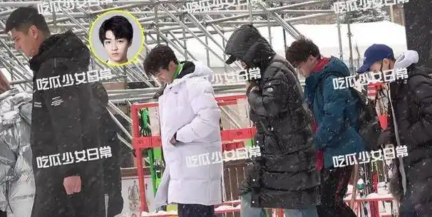 王俊凯"堆雪人"现调皮属性雪地欢脱奔跑成治愈系少年_帽子_羽绒服