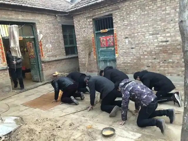 过年回家应该给长辈磕头吗?磕头是传统还是陋习?