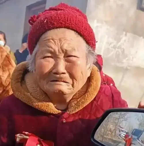 好感动这场面80岁老母亲泪崩
