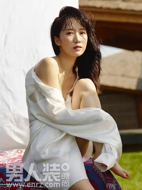 李念罕见裸背拍性感大片尽显女性魅力