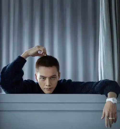 陈伟霆李现再次同框,一个寸头杀一个背头杀,两大男神迷倒众人